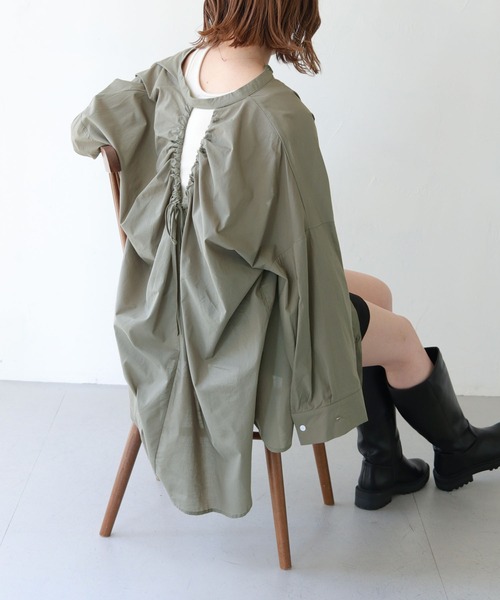 HER CLOSET(ハークローゼット)の「【shemoshelly】WEB限定バックギャザーブラウス(シャツ/ブラウス・レディース・モカ/カーキ/ブラック/オフホワイト・M)」の4枚目の写真