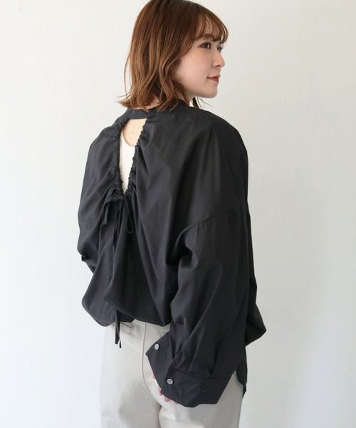 HER CLOSET(ハークローゼット)の「【shemoshelly】WEB限定バックギャザーブラウス(シャツ/ブラウス・レディース・モカ/カーキ/ブラック/オフホワイト・M)」の3枚目の写真