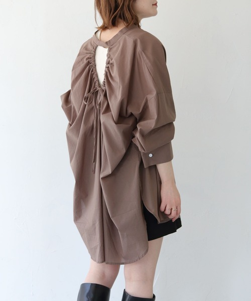 HER CLOSET(ハークローゼット)の「【shemoshelly】WEB限定バックギャザーブラウス(シャツ/ブラウス・レディース・モカ/カーキ/ブラック/オフホワイト・M)」の1枚目の写真