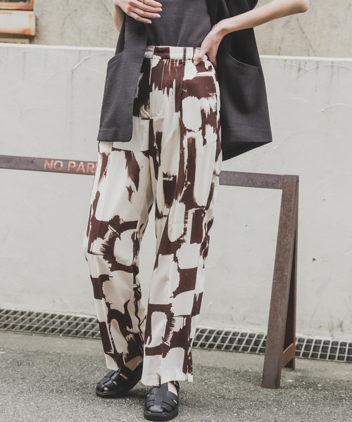 SENSE OF PLACE by URBAN RESEARCH(センスオブプレイスバイアーバンリサーチ)の「センタープレスストレートパンツ(その他パンツ・レディース・イエロー系その他/ブラウン系その他/ブラック・SMALL/MEDIUM)」の2枚目の写真