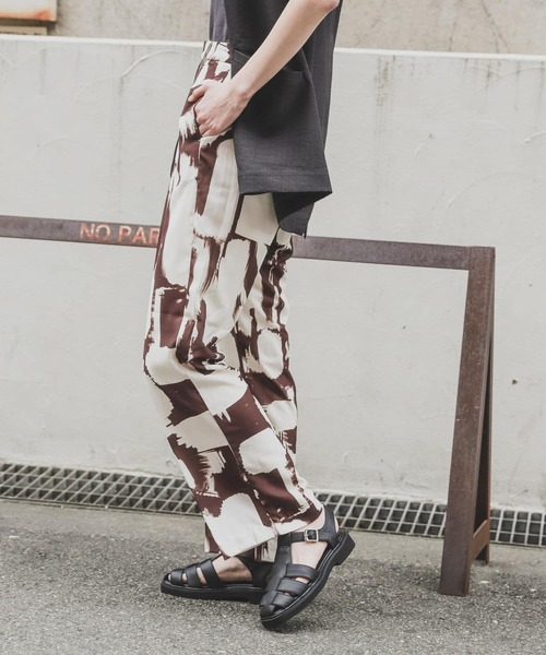 SENSE OF PLACE by URBAN RESEARCH(センスオブプレイスバイアーバンリサーチ)の「センタープレスストレートパンツ(その他パンツ・レディース・イエロー系その他/ブラウン系その他/ブラック・SMALL/MEDIUM)」の4枚目の写真