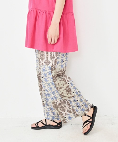 CUBE SUGAR（キューブシュガー）の「綿レーヨンボイル総柄プリントギャザーパンツ（その他パンツ・レディース・レッド/ブルー/オリーブ/カーキ・M）」の2枚目の写真