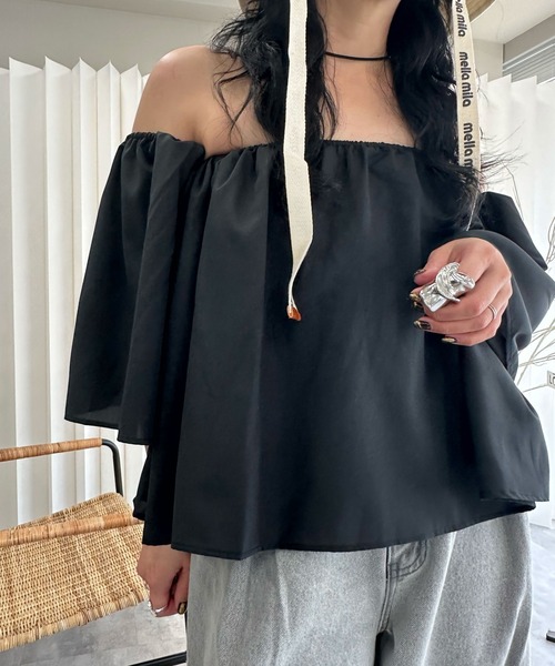 deux amour（ドゥーザムール）の「オフショルダーフレアトップス（その他トップス・レディース・ネイビー/ブラック/ブラウン・FREE）」の2枚目の写真