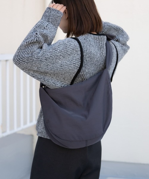 SENSE OF PLACE by URBAN RESEARCH(センスオブプレイスバイアーバンリサーチ)の「ナイロンジップショルダーバッグ(ショルダーバッグ・レディース・ブラック/アイボリー/チャコールグレー/グレー系その他・ONE)」の4枚目の写真