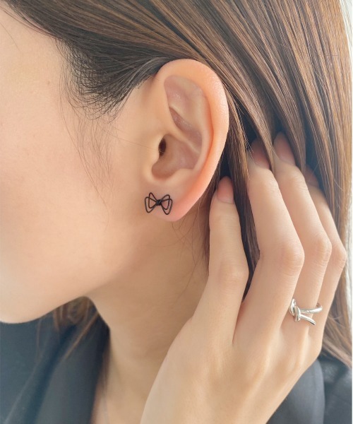 【Self-Portrait】耳元を彩る リボンモチーフピアス Self-Portrait】耳元を彩る リボンモチーフピアス (SELF