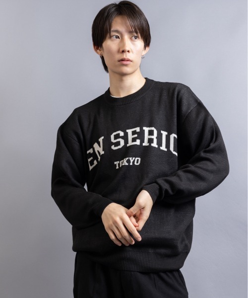 En serio TOKYO(エンソリオトーキョー)の「【En serio TOKYO】コットンタッチダブルジャガード アーチロゴ クルーネックニット(ニット/セーター・メンズ・ブラック/グレー/アイボリー・M/L)」の1枚目の写真