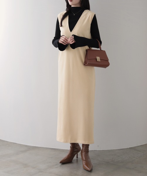 nouvellemoi（ヌーベルモイ）の「Vネックロングジャンパースカート（ジャンパースカート・レディース・アイボリー/ブラック/グレー/モカ・S/L/M）」の2枚目の写真