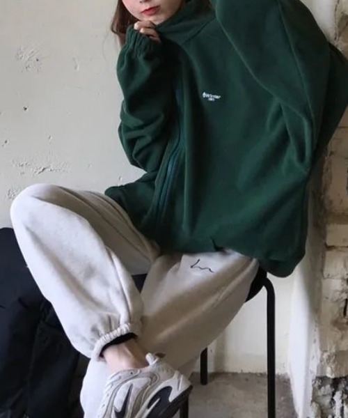 セール】フリースボア ワンポイント刺繍 スタンドネックジップアップ