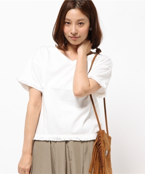 La TOTALITE(ラトータリテ)の「フリンジVネックカットソー◆(Tシャツ/カットソー・レディース・ホワイト/グレー/カーキ・FREE)」の1枚目の写真