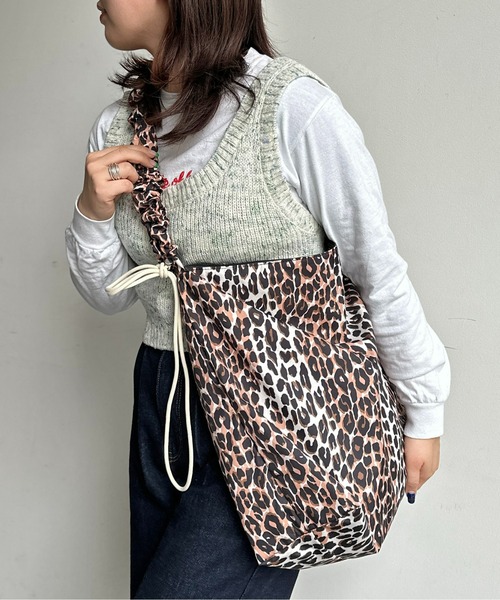 CPCM（シーピーシーエム）の「ハンドルギャザーナイロンショルダー（ショルダーバッグ・レディース・ブラック/アイボリー/ブラウン・FREE）」の5枚目の写真