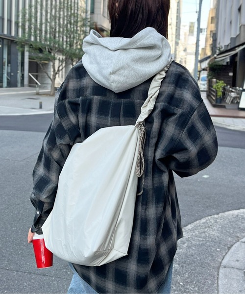 CPCM（シーピーシーエム）の「ハンドルギャザーナイロンショルダー（ショルダーバッグ・レディース・ブラック/アイボリー/ブラウン・FREE）」の8枚目の写真