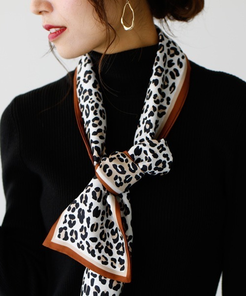 簡単アレンジ！シンプル服が垢抜ける 配色レオパードスカーフ