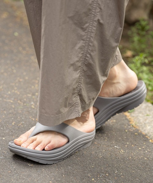 niko and...（ニコアンド）の「ボリュームトングサンダル（サンダル・メンズ・オフホワイト/グレー/ブラック・MEDIUM/LARGE）」の3枚目の写真