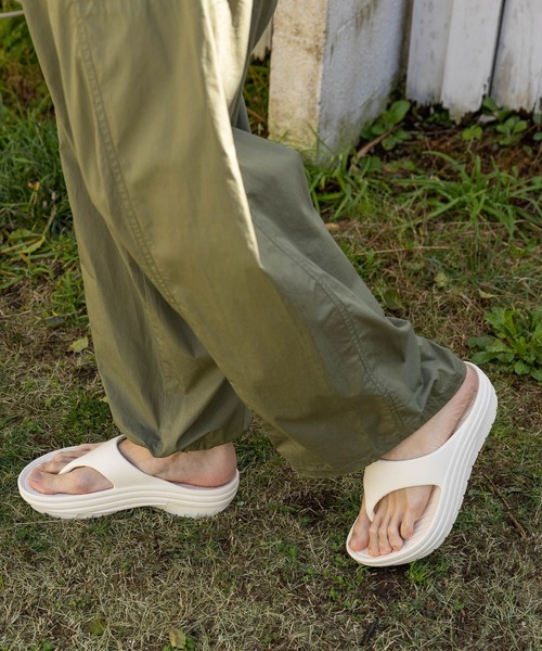 niko and...（ニコアンド）の「ボリュームトングサンダル（サンダル・メンズ・オフホワイト/グレー/ブラック・MEDIUM/LARGE）」の8枚目の写真