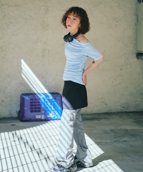 led.tokyo（レッドトウキョウ）の「【led.tokyo】オフショルダートップス（Tシャツ/カットソー・レディース・ブルー/バーガンディー/ブラック・FREE）」の16枚目の写真