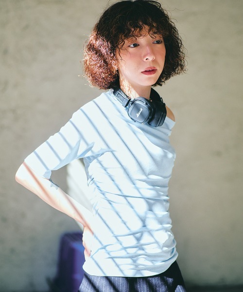 led.tokyo（レッドトウキョウ）の「【led.tokyo】オフショルダートップス（Tシャツ/カットソー・レディース・ブルー/バーガンディー/ブラック・FREE）」の13枚目の写真