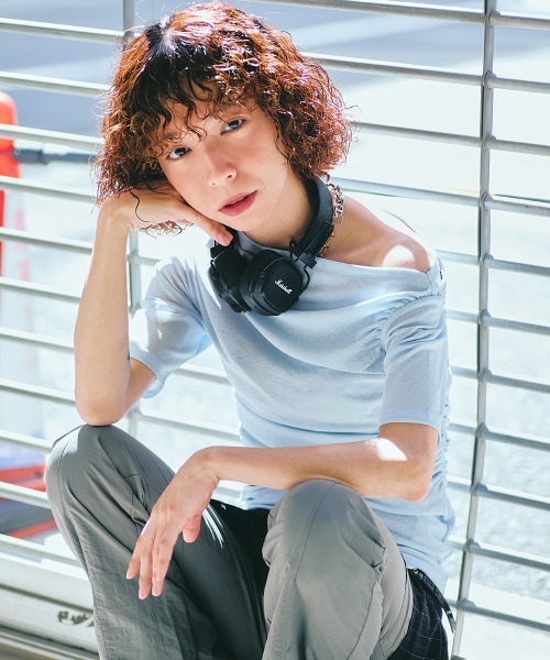 led.tokyo（レッドトウキョウ）の「【led.tokyo】オフショルダートップス（Tシャツ/カットソー・レディース・ブルー/バーガンディー/ブラック・FREE）」の12枚目の写真