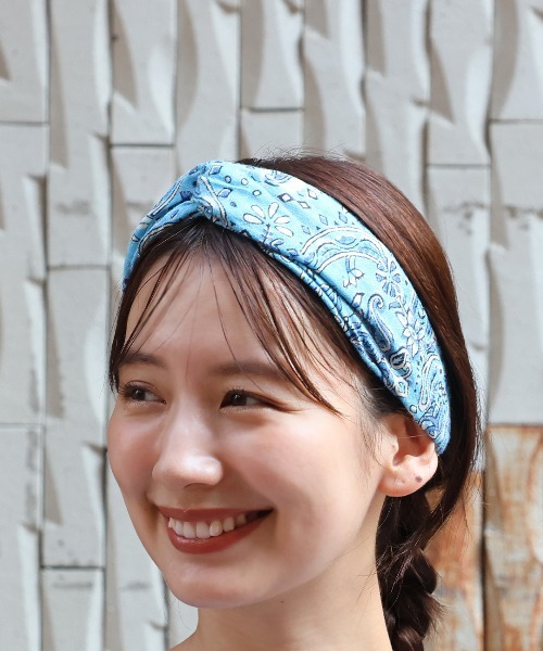 チチカカ(チチカカ)の「エコフレンドリーダイブロックプリントヘアバンド(ヘアバンド・レディース・ブラウン/ブルー/カーキ・FREE)」の1枚目の写真