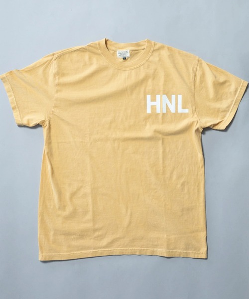URBAN ISLAND SOCIETY(アーバンアイランドソサエティ)の「【URBAN ISLAND SOCIETY/アーバンアイランドソサエティ】HNL TEE/ワンポイント半袖Tシャツ(Tシャツ/カットソー・メンズ・ブラック系その他/ブルー系その他/イエロー系その他・SMALL/MEDIUM/LARGE/X-LARGE)」の1枚目の写真