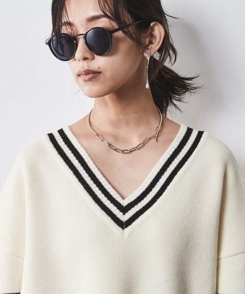 CHIC STYLE（シックスタイル）の「袖ラインVネックニットプルオーバー ＜大きいサイズ有＞シックスタイル（ニット/セーター・レディース・ブラック/アイボリー・5L/4L/3L/LL/L/M）」の4枚目の写真