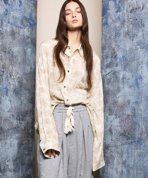 MAISON SPECIAL（メゾンスペシャル）の「《UNISEX》【Italian Dead Stock Fabric】Prime-Over Regular Collar Shirt/プライムオーバーレギュラーカラーシャツ 【MAISON SPECIAL/メゾンスペシャル】（シャツ/ブラウス・メンズ・チャコールグレー/ブラック/ネイビー/ブラウン/オフホワイト/ピンク/オレンジ/ブルー/グリーン/ライトグリーン/ピンクベージュ/ダークブラック/ベージュ・1/2）」の12枚目の写真