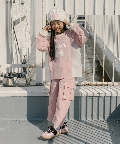 URBAN CHERRY（アーバンチェリー）の「【U.TRACK】ナンバリングレーシング切り替えプルオーバー（その他トップス・キッズ・ピンク/ブルー/ブラック・110cm/140cm/130cm/120cm/150cm）」の18枚目の写真