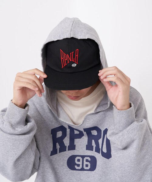 RePRODUCTION LABEL(リプロダクションレーベル)の「【RePRODUCTION LABEL / リプロダクションレーベル】刺繍ロゴキャップ(キャップ・レディース・ブラック/ネイビー/レッド/サックスブルー/ブラック系その他/ブラック系その他2・ONE SIZE)」の3枚目の写真