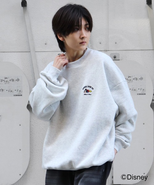 Disney（ディズニー）の「ディズニーシリーズ ワンポイント刺繍 / バックプリント ビッグシルエットプルオーバー クルースウェット ユニセックス（スウェット・メンズ・アッシュグレー/ブルー系その他2/ライトグレー系/ホワイト系その他/ブラック系その他2/ブラック/ライトグレー系4/ブラック系その他4/ホワイト系その他3/ホワイト系その他4/ライトグレー系3/ブラック系その他3/ホワイト系その他2/ブラック系その他/チャコールグレー/ブルー系その他4/ブルー系その他3/グレー系その他5/ブラック系その他6/グリーン系その他5/ホワイト系その他6/レッド系その他6/ブラック系その他5・L/M）」の17枚目の写真