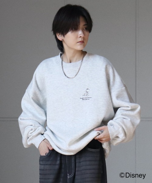 Disney（ディズニー）の「ディズニーシリーズ ワンポイント刺繍 / バックプリント ビッグシルエットプルオーバー クルースウェット ユニセックス（スウェット・メンズ・アッシュグレー/ブルー系その他2/ライトグレー系/ホワイト系その他/ブラック系その他2/ブラック/ライトグレー系4/ブラック系その他4/ホワイト系その他3/ホワイト系その他4/ライトグレー系3/ブラック系その他3/ホワイト系その他2/ブラック系その他/チャコールグレー/ブルー系その他4/ブルー系その他3/グレー系その他5/ブラック系その他6/グリーン系その他5/ホワイト系その他6/レッド系その他6/ブラック系その他5・L/M）」の18枚目の写真