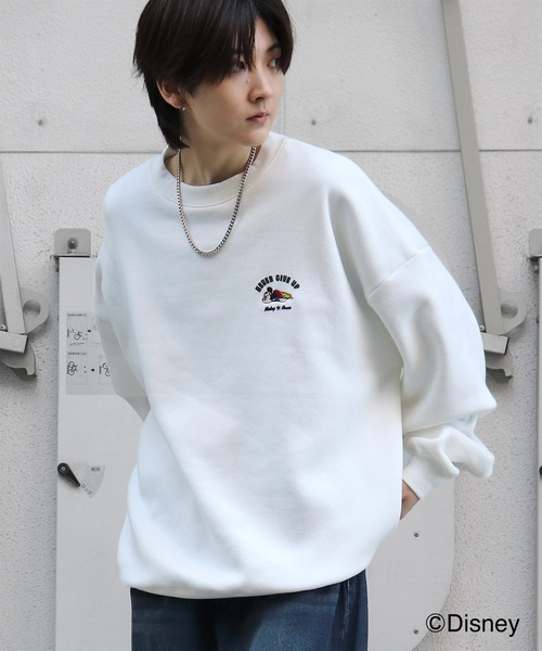 Disney（ディズニー）の「ディズニーシリーズ ワンポイント刺繍 / バックプリント ビッグシルエットプルオーバー クルースウェット ユニセックス（スウェット・メンズ・アッシュグレー/ブルー系その他2/ライトグレー系/ホワイト系その他/ブラック系その他2/ブラック/ライトグレー系4/ブラック系その他4/ホワイト系その他3/ホワイト系その他4/ライトグレー系3/ブラック系その他3/ホワイト系その他2/ブラック系その他/チャコールグレー/ブルー系その他4/ブルー系その他3/グレー系その他5/ブラック系その他6/グリーン系その他5/ホワイト系その他6/レッド系その他6/ブラック系その他5・L/M）」の4枚目の写真
