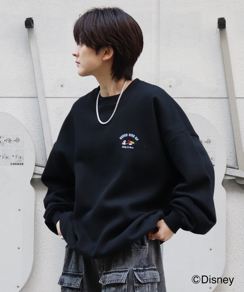 Disney（ディズニー）の「ディズニーシリーズ ワンポイント刺繍 / バックプリント ビッグシルエットプルオーバー クルースウェット ユニセックス（スウェット・メンズ・アッシュグレー/ブルー系その他2/ライトグレー系/ホワイト系その他/ブラック系その他2/ブラック/ライトグレー系4/ブラック系その他4/ホワイト系その他3/ホワイト系その他4/ライトグレー系3/ブラック系その他3/ホワイト系その他2/ブラック系その他/チャコールグレー/ブルー系その他4/ブルー系その他3/グレー系その他5/ブラック系その他6/グリーン系その他5/ホワイト系その他6/レッド系その他6/ブラック系その他5・L/M）」の10枚目の写真