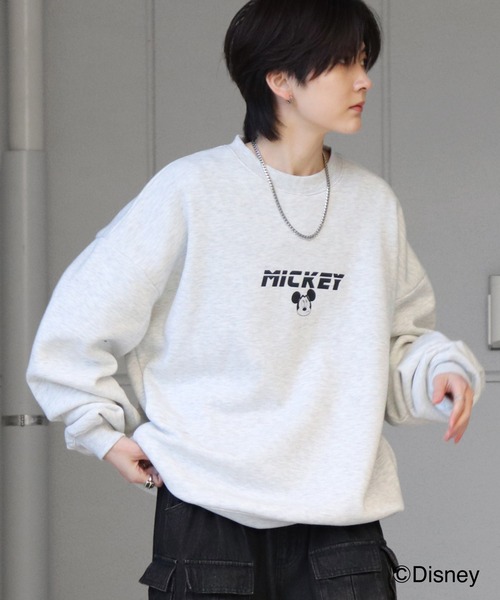 Disney（ディズニー）の「ディズニーシリーズ ワンポイント刺繍 / バックプリント ビッグシルエットプルオーバー クルースウェット ユニセックス（スウェット・メンズ・アッシュグレー/ブルー系その他2/ライトグレー系/ホワイト系その他/ブラック系その他2/ブラック/ライトグレー系4/ブラック系その他4/ホワイト系その他3/ホワイト系その他4/ライトグレー系3/ブラック系その他3/ホワイト系その他2/ブラック系その他/チャコールグレー/ブルー系その他4/ブルー系その他3/グレー系その他5/ブラック系その他6/グリーン系その他5/ホワイト系その他6/レッド系その他6/ブラック系その他5・L/M）」の15枚目の写真