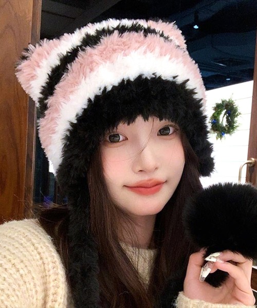 BAYBLO(ベイブロ)の「(SB)ボンボン付き シャギーニット ボーダー柄 猫耳 ニット帽子(ニットキャップ/ビーニー・レディース・ブラック系/ベージュ系/ピンク系/ブラウン系・FREE)」の2枚目の写真