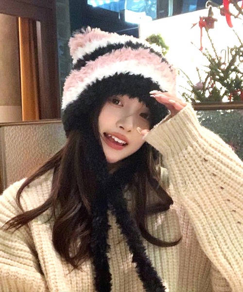 BAYBLO(ベイブロ)の「(SB)ボンボン付き シャギーニット ボーダー柄 猫耳 ニット帽子(ニットキャップ/ビーニー・レディース・ブラック系/ベージュ系/ピンク系/ブラウン系・FREE)」の11枚目の写真