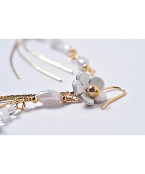 tone（トーン）の「【Astyle】ホワイトレザーフラワーステンレスピアス(MA)（ピアス（両耳用）・レディース・ゴールド・FREE）」の3枚目の写真