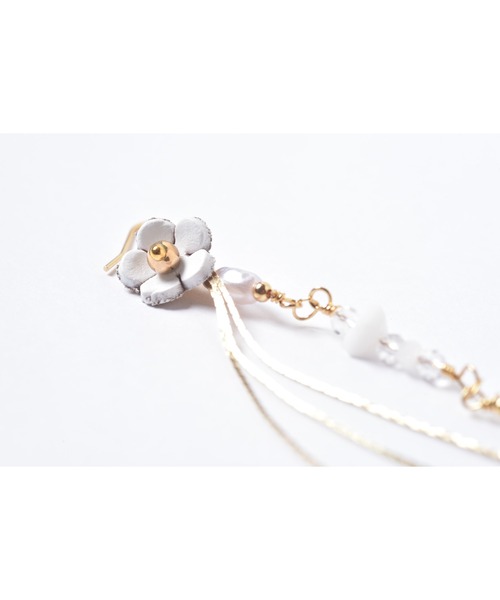 tone（トーン）の「【Astyle】ホワイトレザーフラワーステンレスピアス(MA)（ピアス（両耳用）・レディース・ゴールド・FREE）」の4枚目の写真