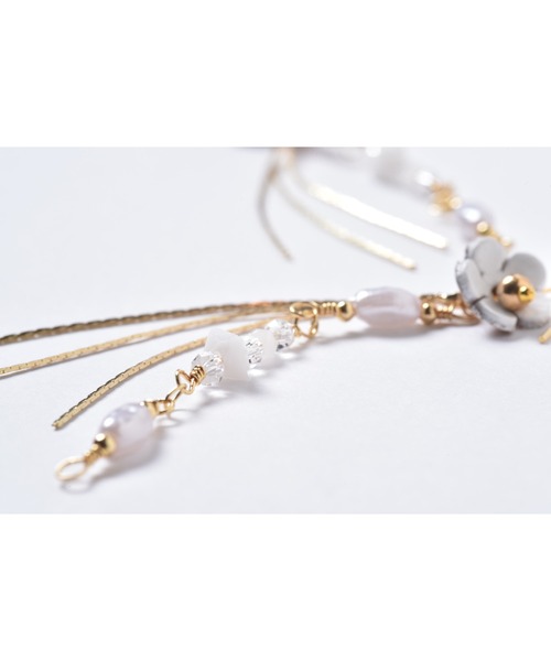 tone（トーン）の「【Astyle】ホワイトレザーフラワーステンレスピアス(MA)（ピアス（両耳用）・レディース・ゴールド・FREE）」の5枚目の写真