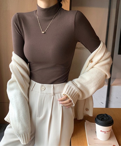 by LEGNA(バイレグナ)の「コーディネートの幅が広がる リブボトルネックインナー(ニット/セーター・レディース・マスタード/アイボリー/ホワイト/ブラック/ベージュ/ブラウン/グレー・MEDIUM/LARGE/X-LARGE)」の5枚目の写真