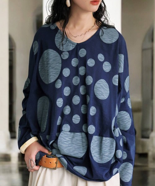 antiqua(アンティカ)の「ランダムドットトップス(Tシャツ/カットソー・レディース・ライトグレー/ブルー・ONESIZE)」の1枚目の写真