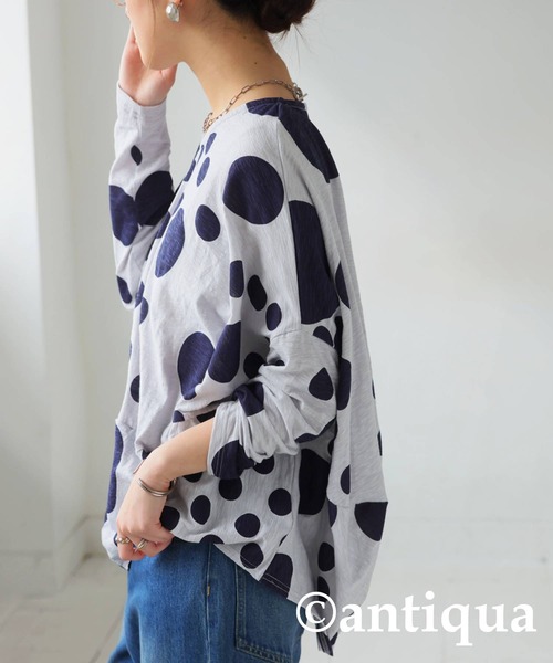 antiqua(アンティカ)の「ランダムドットトップス(Tシャツ/カットソー・レディース・ライトグレー/ブルー・ONESIZE)」の6枚目の写真