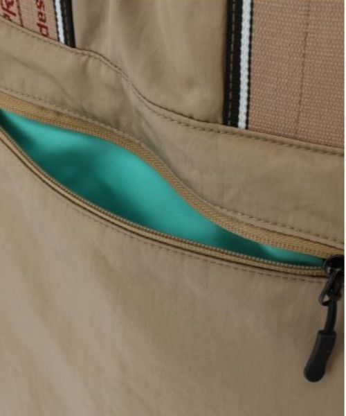 THEATRE PRODUCTS（シアタープロダクツ）の「【THEATRE PRODUCTS/シアタープロダクツ】 NAUGHTIAM別注 2way薄マチショルダー（ショルダーバッグ・レディース・グレー/ベージュ/ブラック・FREE）」の10枚目の写真