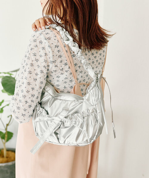 w closet（ダブルクローゼット）の「ナイロンリボンショルダーバッグ（ショルダーバッグ・レディース・シルバー/ブラック・FREE）」の2枚目の写真