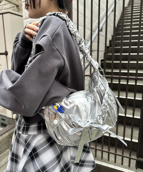 w closet（ダブルクローゼット）の「ナイロンリボンショルダーバッグ（ショルダーバッグ・レディース・シルバー/ブラック・FREE）」の10枚目の写真