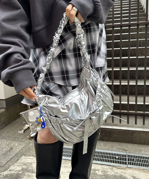 w closet（ダブルクローゼット）の「ナイロンリボンショルダーバッグ（ショルダーバッグ・レディース・シルバー/ブラック・FREE）」の7枚目の写真