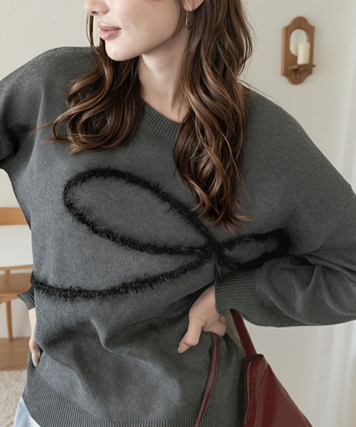 mily bilet(ミウィビレット)の「【mily bilet】ゆるっと可愛げ、ふわっと存在感。リボンフェザーコード刺繍ニット(長袖)(ニット/セーター・レディース・グレー/アイボリー系/チャコールグレー/ベージュ×ブラック/レッド・X-LARGE/SMALL/MEDIUM/LARGE)」の2枚目の写真
