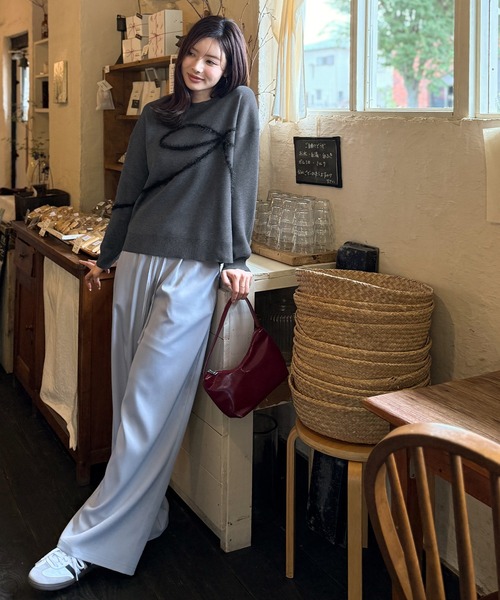 mily bilet(ミウィビレット)の「【mily bilet】ゆるっと可愛げ、ふわっと存在感。リボンフェザーコード刺繍ニット(長袖)(ニット/セーター・レディース・グレー/アイボリー系/チャコールグレー/ベージュ×ブラック/レッド・X-LARGE/SMALL/MEDIUM/LARGE)」の7枚目の写真