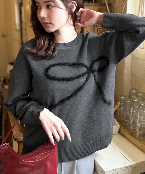 mily bilet(ミウィビレット)の「【mily bilet】ゆるっと可愛げ、ふわっと存在感。リボンフェザーコード刺繍ニット(長袖)(ニット/セーター・レディース・グレー/アイボリー系/チャコールグレー/ベージュ×ブラック/レッド・X-LARGE/SMALL/MEDIUM/LARGE)」の8枚目の写真