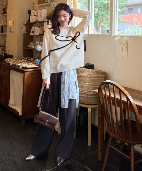 mily bilet(ミウィビレット)の「【mily bilet】ゆるっと可愛げ、ふわっと存在感。リボンフェザーコード刺繍ニット(長袖)(ニット/セーター・レディース・グレー/アイボリー系/チャコールグレー/ベージュ×ブラック/レッド・X-LARGE/SMALL/MEDIUM/LARGE)」の14枚目の写真
