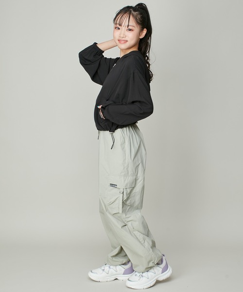 SISTER JENNI(SISTER JENNI)の「セミシアーすそドロストZIPパーカー(パーカー・キッズ・ブラック/オフホワイト/グレー・130cm/140cm/150cm/160cm)」の19枚目の写真