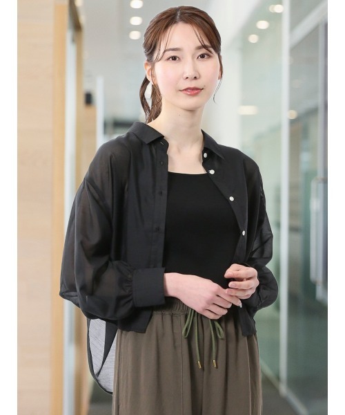 m.f.editorial（エムエフエディトリアル）の「【ウォッシャブル】m.f.エディトリアル レディース ショート シアー長袖シャツ（シャツ/ブラウス・レディース・グレー系その他2/ブラック/ブルー・MEDIUM/LARGE）」の2枚目の写真